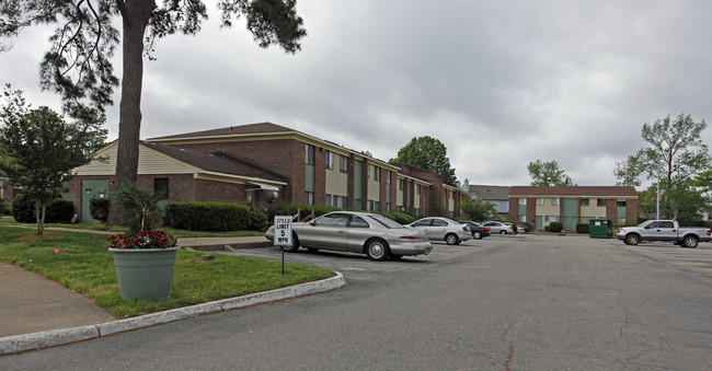 Pine Shore Apartments in Virginia Beach, VA - Building Photo - Building Photo