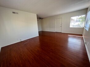 7123 Flight Ave, Unit 4 in Los Angeles, CA - Foto de edificio - Building Photo