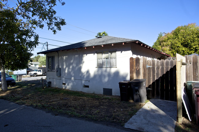 22750 Bayview Ave in Hayward, CA - Foto de edificio - Building Photo