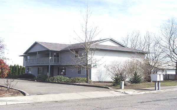 Maple Tree Apartments in Canby, OR - Building Photo - Building Photo