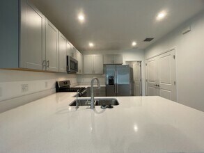 6313 Springmont Lp in Rubonia, FL - Foto de edificio - Building Photo