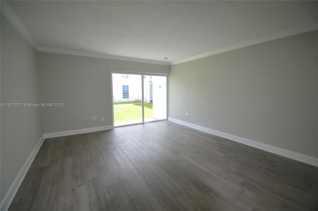 7244 SW 94th Pl in Miami, FL - Foto de edificio