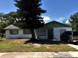 101 Camelot Dr in Fort Pierce, FL - Building Photo