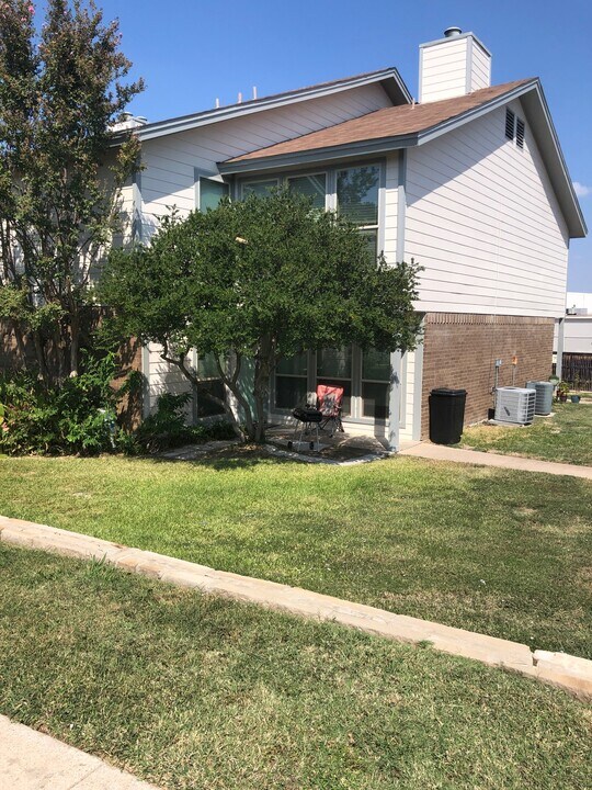 2717 Meadow Park Dr in Bedford, TX - Building Photo