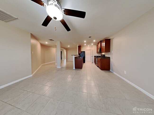 829 Painted Bison Dr in La Marque, TX - Building Photo - Building Photo