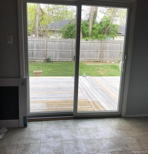 568 S 15th St in Lindenhurst, NY - Foto de edificio - Building Photo