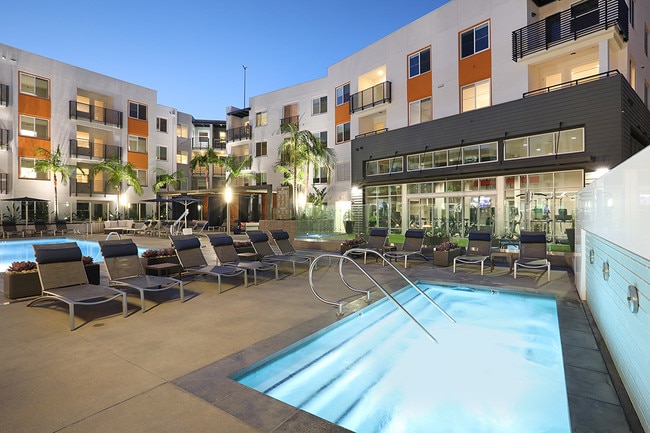 Eleven 10 in Orange, CA - Foto de edificio - Building Photo