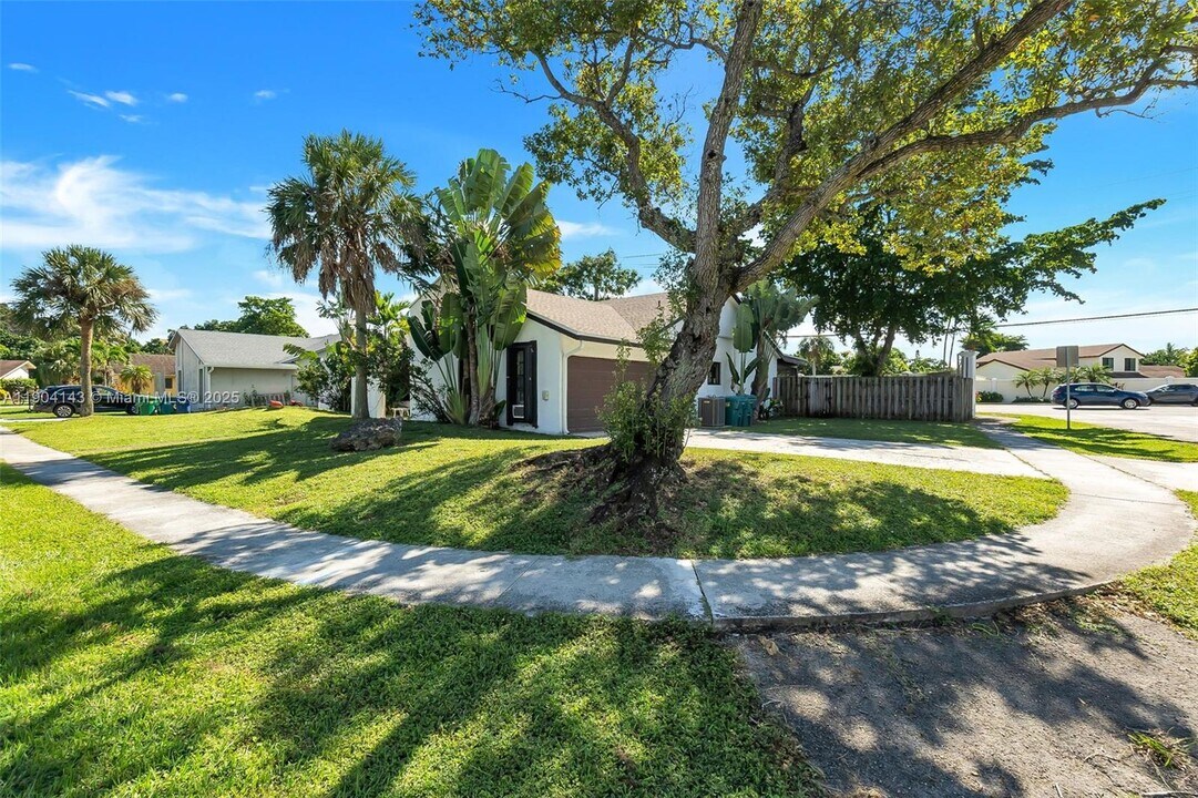 7380 NW 44th Ct in Lauderhill, FL - Building Photo