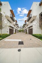 1052 N Victoria Park Rd in Fort Lauderdale, FL - Building Photo - Building Photo