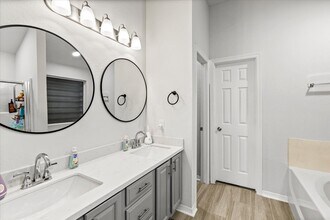 5206 Chasewood Dr in Bacliff, TX - Building Photo - Building Photo