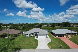 7403 Snow Dr in Englewood, FL - Building Photo - Building Photo