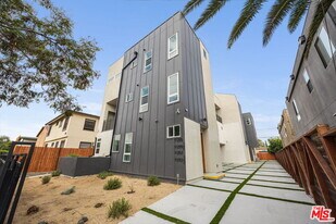 11253 Hatteras St in Los Angeles, CA - Building Photo