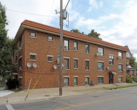 Oakwood Apartments in Hamilton, ON - Building Photo - Building Photo