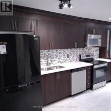 246 Simmons Blvd in Brampton, ON - Building Photo - Building Photo