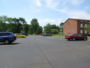 5981 Margie Cir SW in Navarre, OH - Foto de edificio - Building Photo