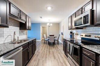 305 Laredo Dr in Cocoa, FL - Foto de edificio - Building Photo