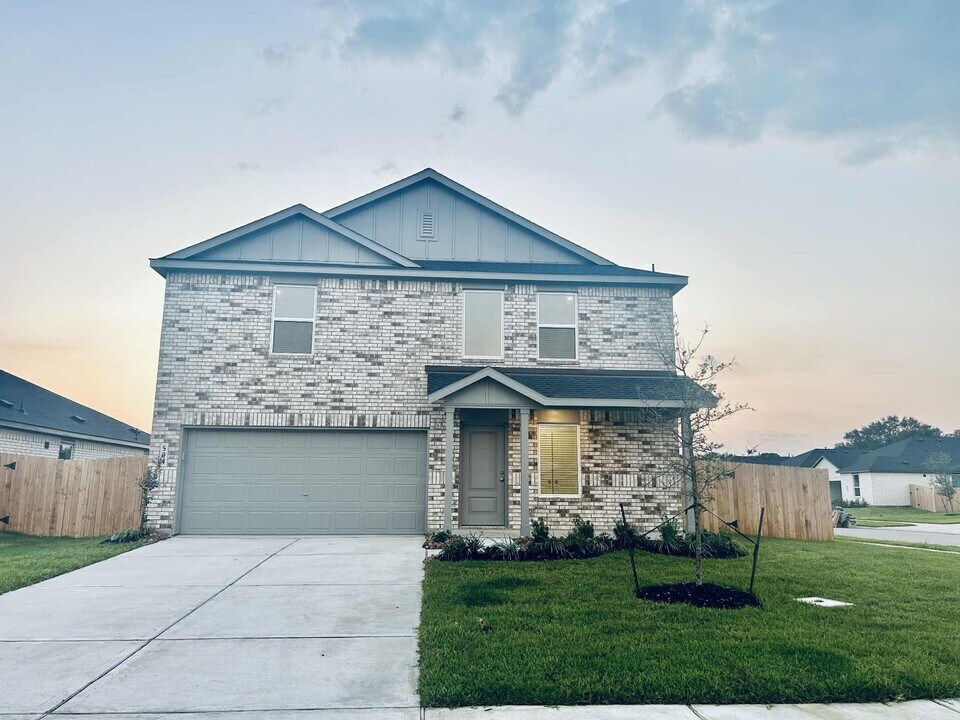 504 Robin Ct in Angleton, TX - Building Photo