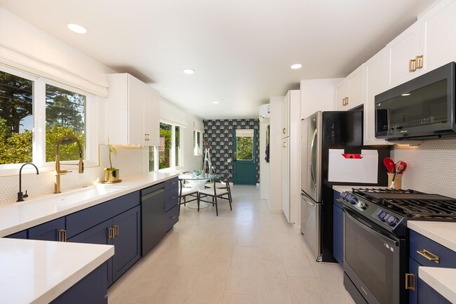 2166 E Valley Rd in Montecito, CA - Building Photo - Building Photo