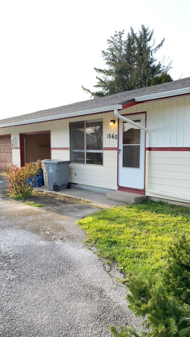 1560 Waverly Dr SE in Albany, OR - Building Photo - Building Photo