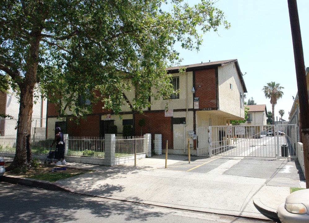 8742 Orion in North Hills, CA - Foto de edificio