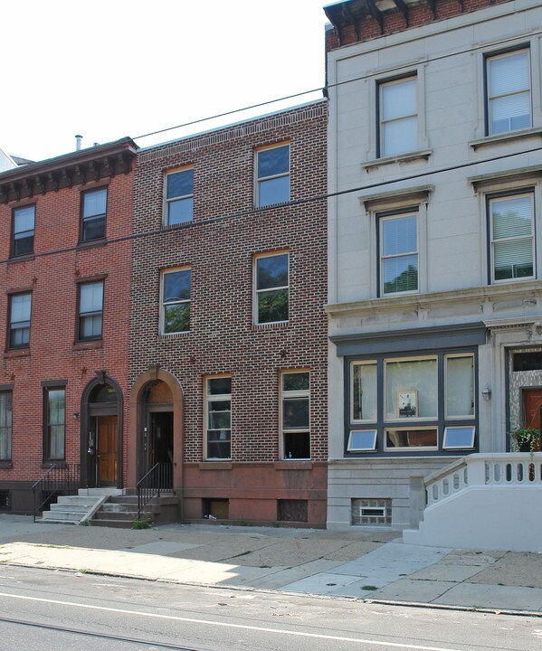 1710 W Girard Ave in Philadelphia, PA - Foto de edificio