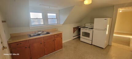 93 Baldwin St, Unit #5 in Laconia, NH - Foto de edificio - Building Photo