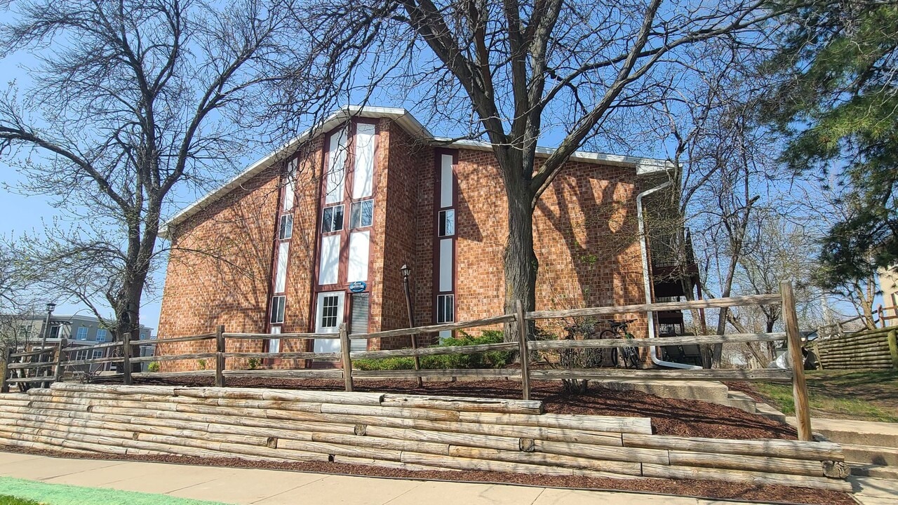 501 N. Whitney Way Madison, WI in Madison, WI - Foto de edificio