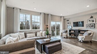 1071 Meadowlark Dr in Fogelsville, PA - Building Photo