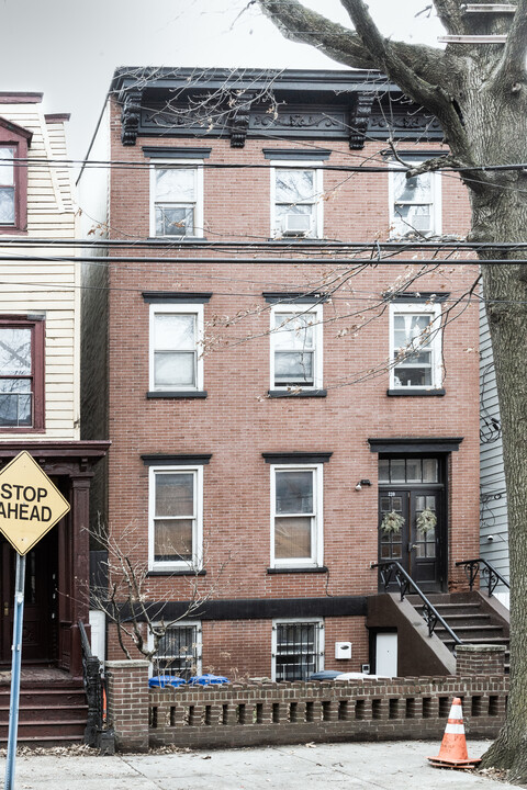 239 7th St in Jersey City, NJ - Building Photo