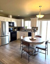 216 E Montmorency Blvd in George, WA - Foto de edificio - Building Photo