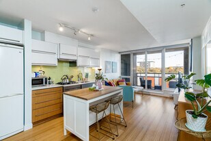 718 Main St in Vancouver, BC - Building Photo