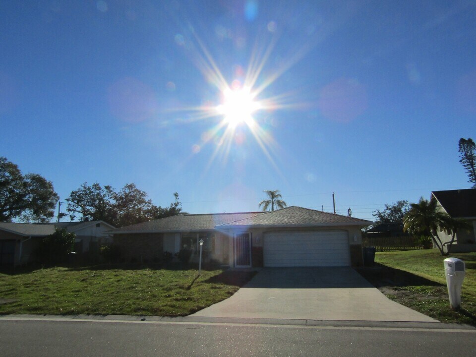 543 Bellaire Dr in Venice, FL - Building Photo