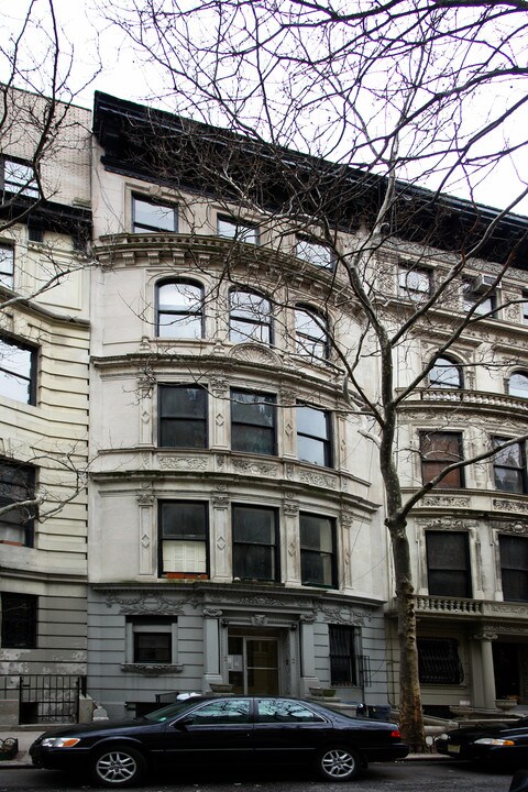 12 W 76th St in New York, NY - Building Photo