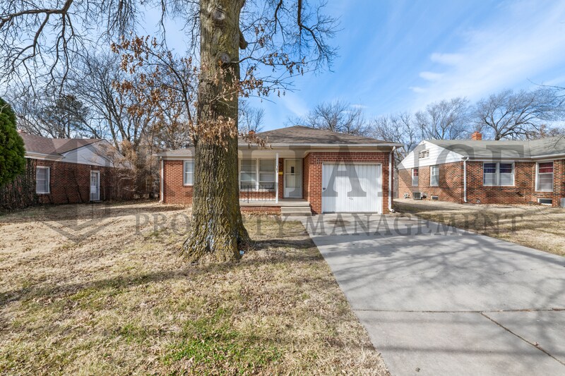 363 N Woodlawn Blvd in Wichita, KS - Building Photo