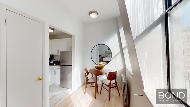 201 W 14th St in New York, NY - Building Photo - Building Photo