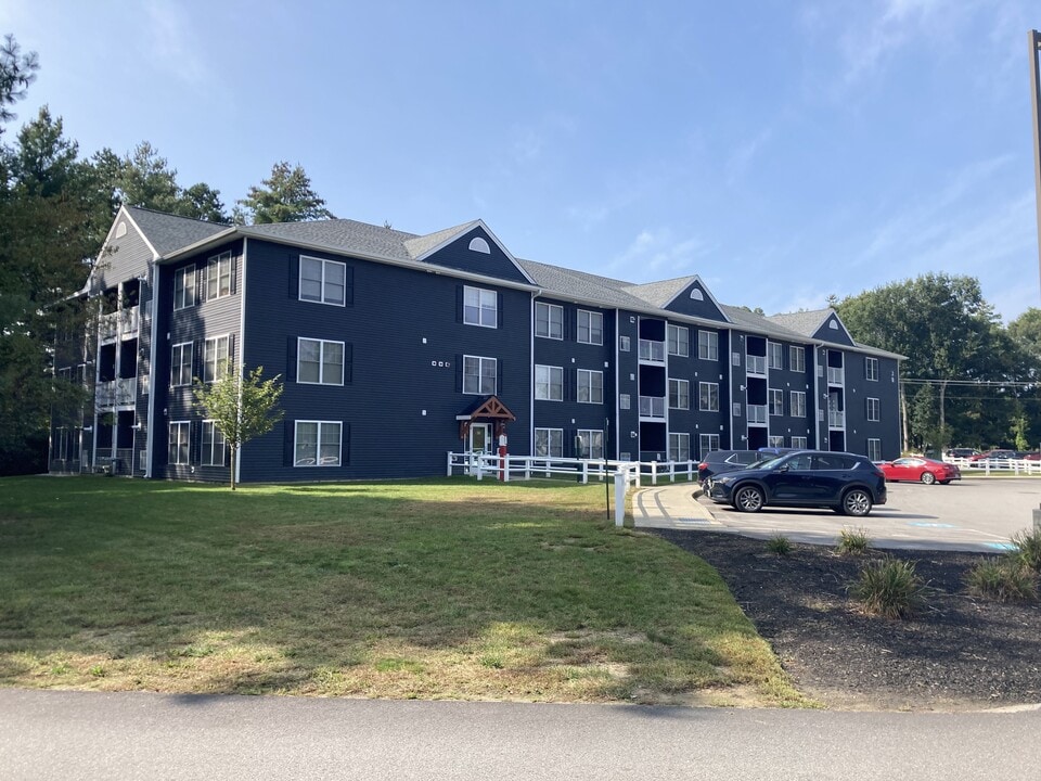 Hollis Commons in Concord, NH - Foto de edificio