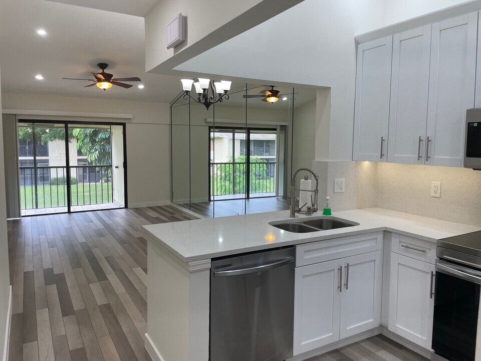 3939 NE 5th Ave, Unit C201 in Boca Raton, FL - Building Photo