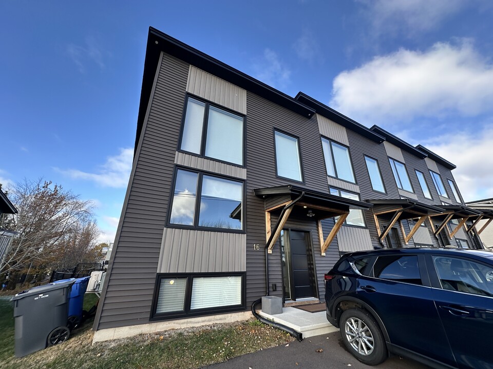 16 Rle de la Colline in Dieppe, NB - Building Photo