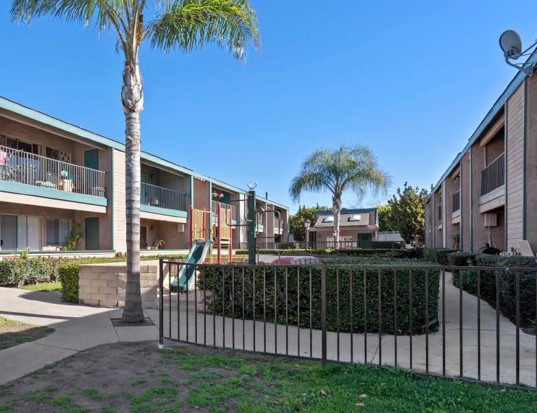 The Daisy Apartments in Anaheim, CA - Building Photo