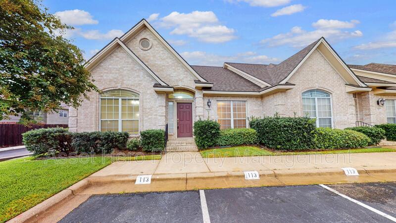 113 Fraternity Row in College Station, TX - Foto de edificio