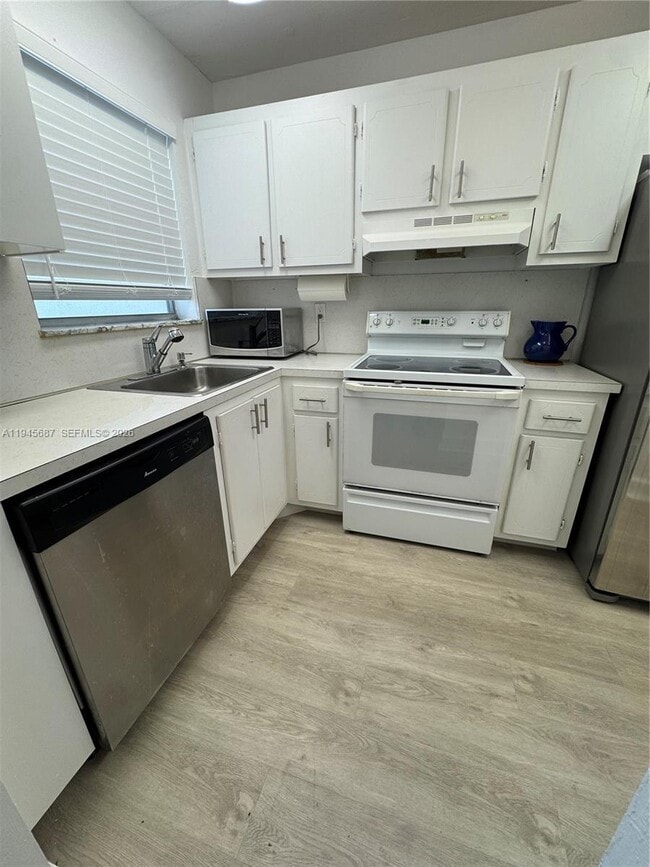 8280 Sunrise Lakes Blvd in Sunrise, FL - Foto de edificio - Building Photo