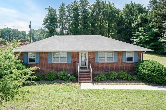 3106 Horse Pen Creek Rd in Greensboro, NC - Building Photo - Building Photo