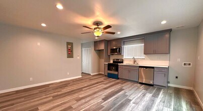 701 W 82nd St in Los Angeles, CA - Building Photo - Building Photo