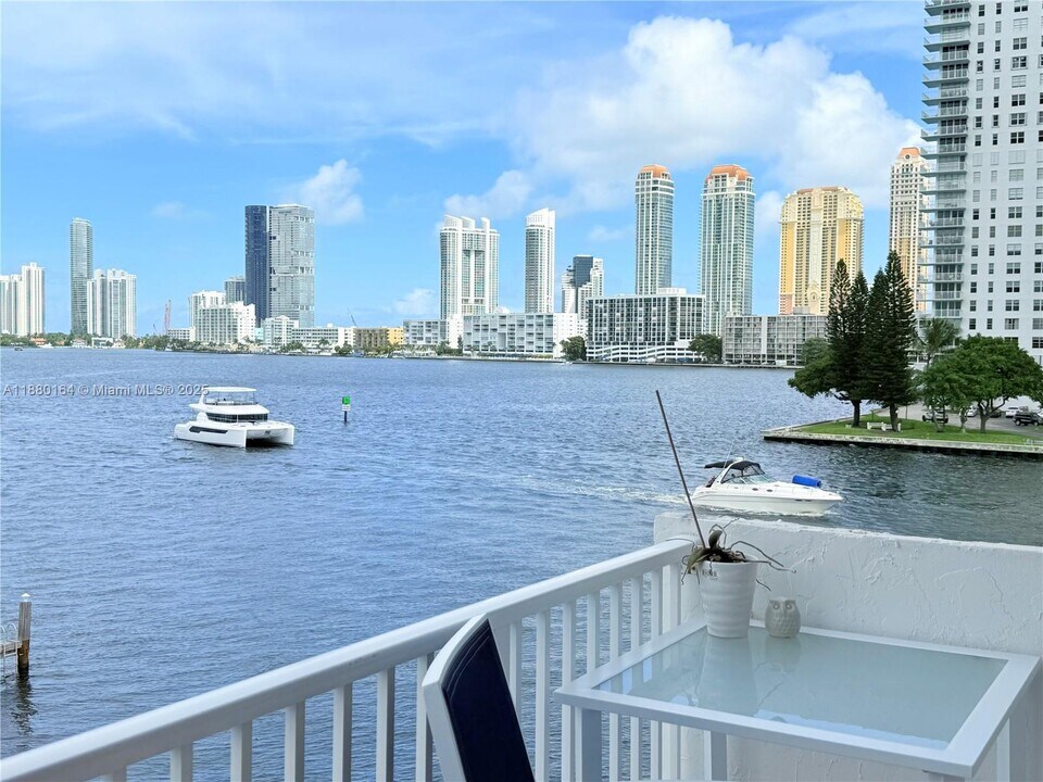 4000 NE 170th St in North Miami Beach, FL - Foto de edificio