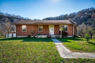 1749 Stinking Creek Rd in Lafollette, TN - Building Photo