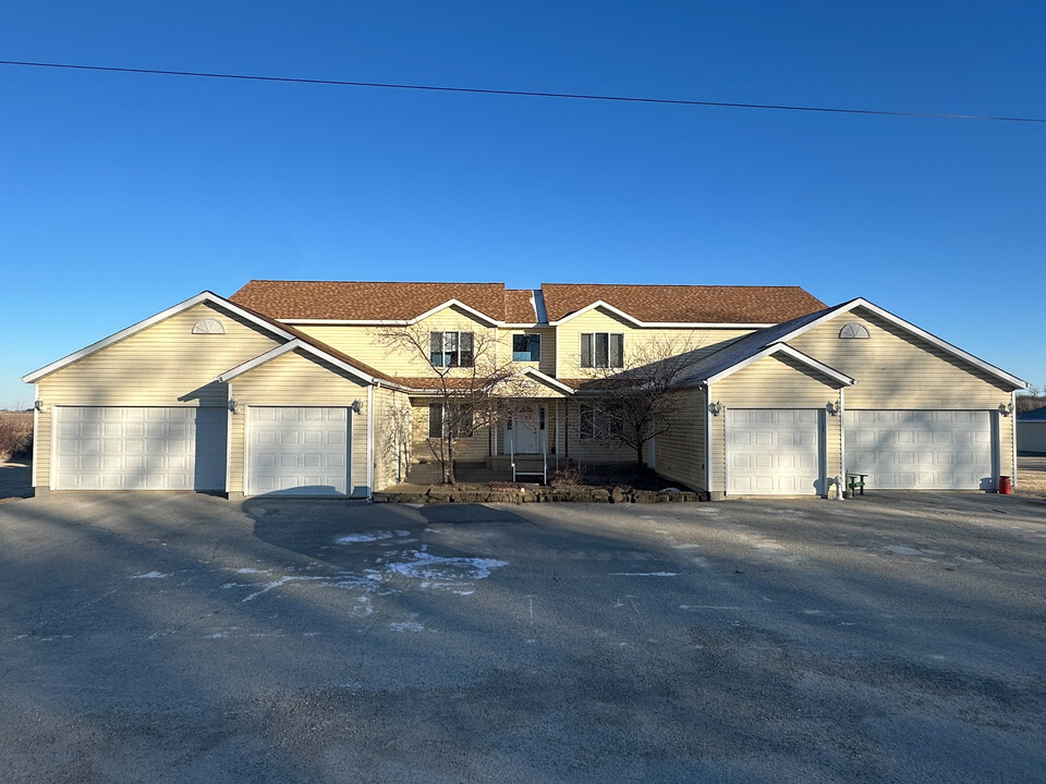 275 N Pine St in Dexter, MN - Building Photo