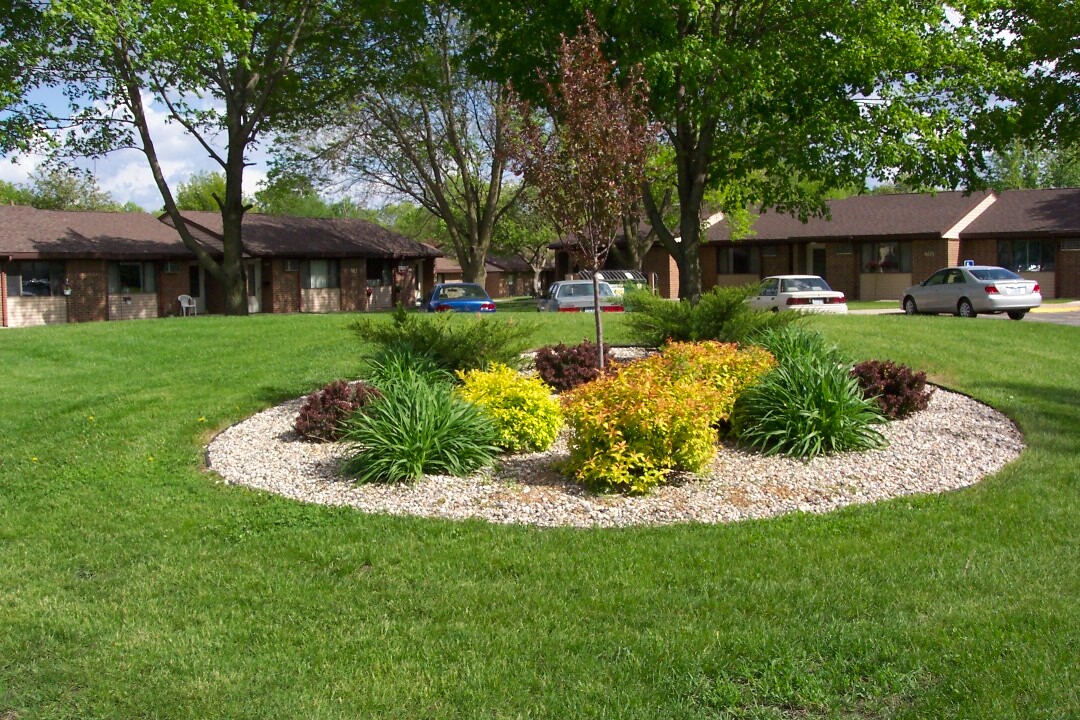 Grant Village in Mason City, IA - Foto de edificio