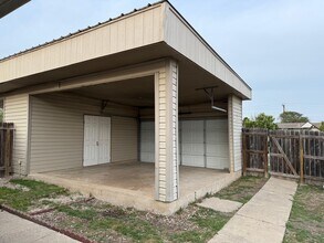 8437 Dixon Ridge Dr in San Antonio, TX - Building Photo - Building Photo