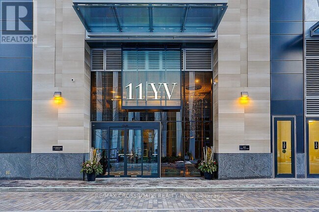 11 Yorkville Ave in Toronto, ON - Building Photo - Building Photo