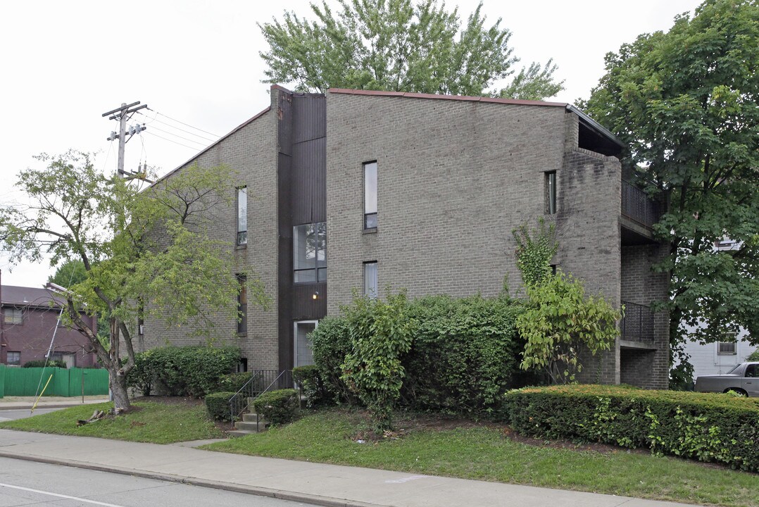 5696 E Liberty Blvd in Pittsburgh, PA - Building Photo